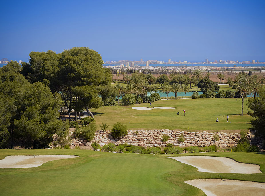 JOUER AU GOLF